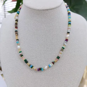 Primo piano dettagliato di una collana di perle in pietra naturale colorata di squisita fattura.
