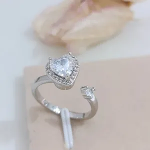Anello aperto in argento con luminoso alone di zircone cubico a cuore e fascia regolabile elegante.