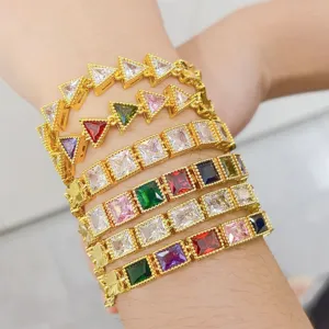 Vista dettagliata di bracciali in zircone colorato geometrico di tendenza sul polso.