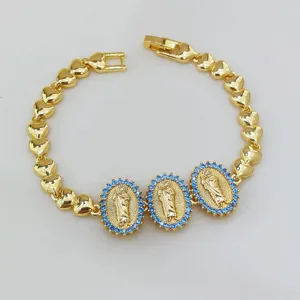 Goldenes Herzglied Armband mit blauen Zirkonia religiösen Anhängern, eleganter katholischer Schmuck.