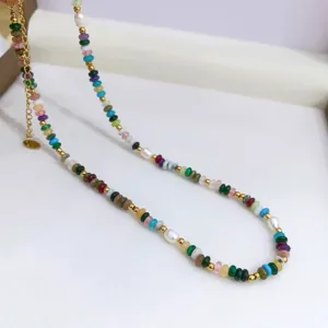 Collana corta artigianale in pietra naturale multicolore e perle con sfere dorate per le donne.