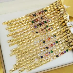 Bracciale Fashion Light Luxury Cuore Geometrico in Zirconia per Donna Bracciale in Rame Placcato Oro con Zirconi Colorati Intarsiati e Catena a Farfalla Gioielli Regalo