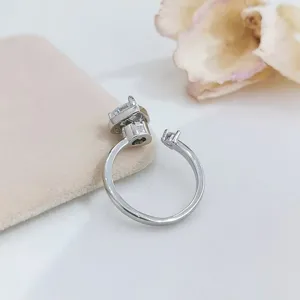 Meraviglioso anello regolabile in argento con zirconi design floreale brillante chic.