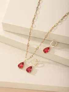 Elegante set di collana e orecchini dorati con scintillanti pietre di zircone rosso.