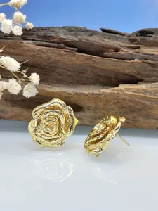 Orecchini a lobo rosa dorata dettaglio, design floreale metallo vintage con perno e anello.