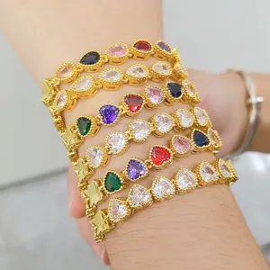 Elegante bracciale multistrato dorato con pietre di zirconio a forma di cuore colorate.