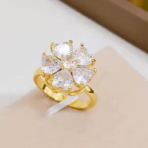 Anello fiore in zircone bagnato d'oro, squisito design petali a cuore, elegante accessorio gioiello.