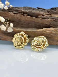 Eleganti orecchini a perno con fiore di rosa 3D dorati, stile barocco vintage per donne alla moda.