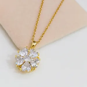Primo piano molto dettagliato di una raffinata collana con ciondolo a fiore di cristallo.