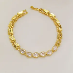 Bracciale dorato con farfalle e zirconi splendenti dal raffinato design con bordo perlinato.