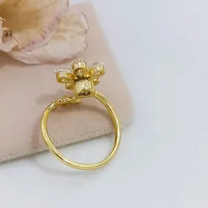 Elegante anello a fiore rotante con zirconi scintillanti, gioiello aperto chic.