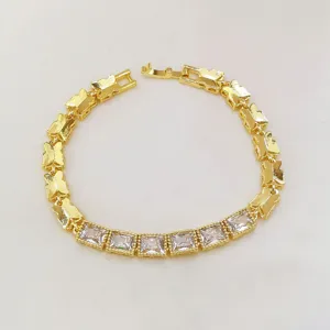 Vista di dettaglio di un bracciale a farfalla dorato decorato con zirconi quadrati lucidi.