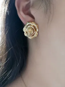 Eleganti orecchini a lobo vintage con fiore di rosa dorata da donna, raffinato bijou in metallo.