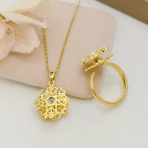 Vista dettagliata della collana e dell'anello chic in oro con fiore rotante e zirconi.