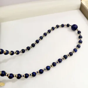 Collana di perle in pietra naturale fatta a mano con distanziatori dorati eleganti.