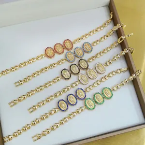 Detailansicht von goldenen Marien Armbändern mit Herz Gliedern und bunten Zirkoniasteinen.