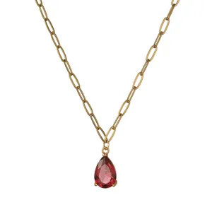 Elegante collana con catena dorata e brillante ciondolo in zircone rosso a goccia.