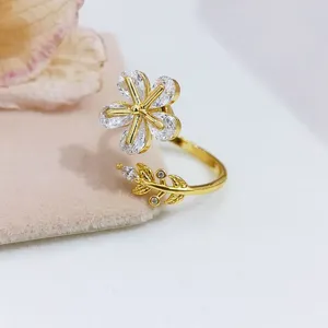 Anello aperto dorato con splendidi fiori e foglie in zircone, gioiello elegante.