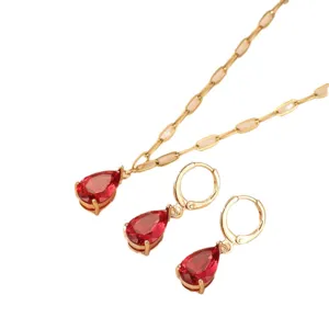 Elegante set di gioielli con collana e orecchini a pera in zircone rosso dorato.