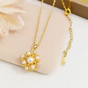 Squisita collana con ciondolo floreale dorato con perle scintillanti e pietre di zirconio.