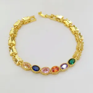 Dettagli del bracciale colorato in zircone e catena a farfalla, design placcato oro squisito.
