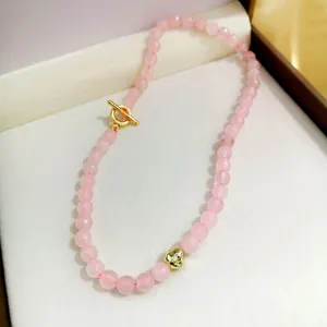 Vista dettagliata della collana di perle di cristallo rosa fatta a mano con chiusura.