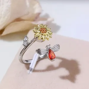 Squisito anello aperto con girasole e ape, con zirconi cubici scintillanti da indossare.