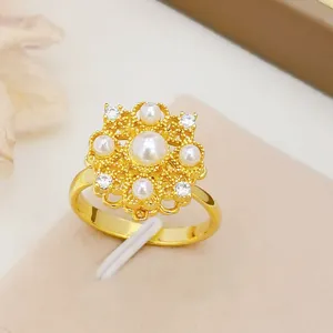 Elegante anello floreale dorato con perle e zirconi scintillanti per donne alla moda oggi.