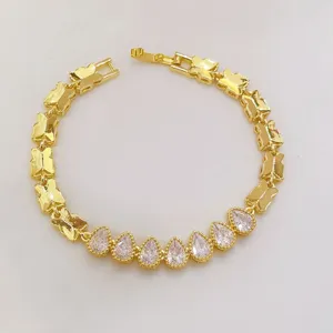 Bracciale a catena con farfalle dorate e dettagli scintillanti in zircone cubico a goccia chic.