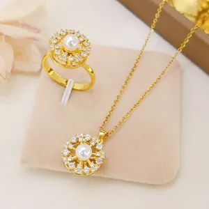 Squisito set di anello e collana con perle in zircone floreale rotante placcato oro per donna