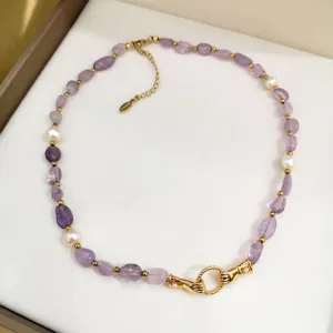 Collana artigianale di perle e ametista naturale con design unico per donne eleganti.