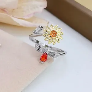 Squisito anello aperto girasole insetto con zirconi, dettaglio di gioielli di moda eleganti.