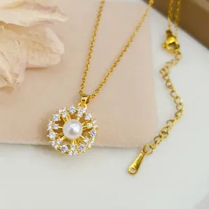 Elegante collana con fiore girevole in oro, perla e zircone, pendente gioiello di modo chic.