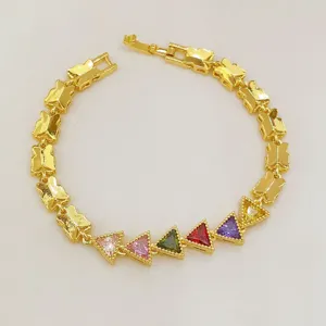 Bracciale a farfalla placcato oro con dettagli in zircone triangolare colorato, primo piano