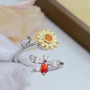 Squisito anello aperto con splendido girasole e design di insetto decorato con zirconi.