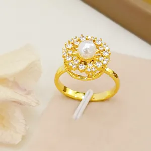 Anello fiore girevole perla zircone dettaglio vista elegante gioiello da donna oro.