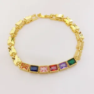 Dettaglio in primo piano del bracciale moda placcato oro con zirconi colorati e maglie a farfalla.