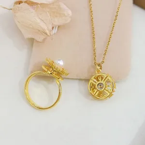 Set di gioielli con collana e anello floreale girevole alla moda con zirconi lucidi.