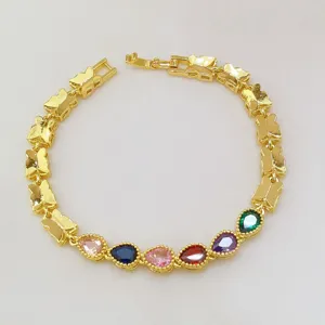 Vista ravvicinata del bracciale a farfalla placcato in oro con zirconi cubici multicolori a goccia.