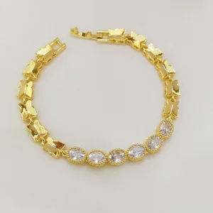 Bracciale dorato a farfalla con zirconi bianchi ovali, elegante accessorio di moda.