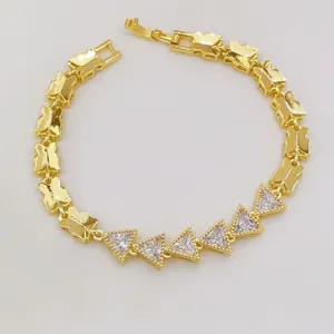 Bracciale maglia farfalla dorata con dettagli in zircone cubico triangolo brillanti.