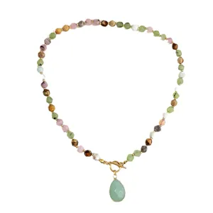 Collana di perle in pietra naturale con ciondolo a goccia verde chiusura dorata elegante