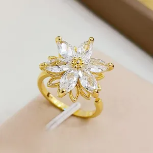Dettaglio squisito di anello fiore in zircone placcato oro, gioielli donna eleganti