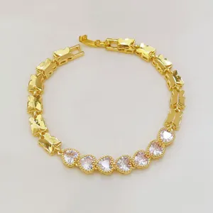 Bracciale con ciondoli farfalla e cuore in zircone cubico placcato oro moda donna.
