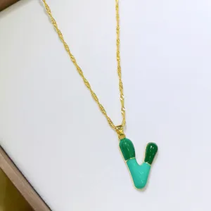 Vista dettagliata della collana con ciondolo lettera V in lega stile dopamina, catena elegante.