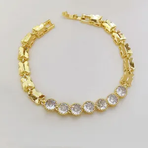 Primo piano dettagliato del bracciale placcato in oro con farfalle e zirconi brillanti.