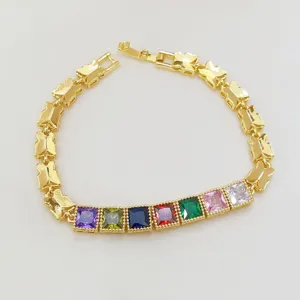 Raffinato bracciale dorato con pietre di zircone quadrate multicolori e dettagli a farfalla.