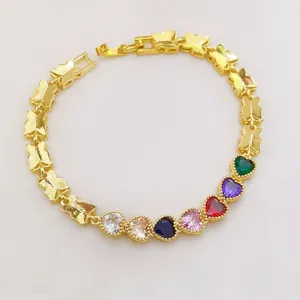 Vista dettagliata del bracciale a maglia di farfalla placcato in oro con zirconi.