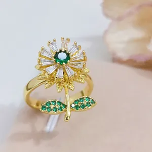 Anello girasole placcato oro con zirconi verdi e bianchi, elegante design di gioielli floreali.