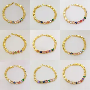Bracciale placcato in oro con zirconi cubici colorati e ciondoli geometrici a cuore e goccia.
